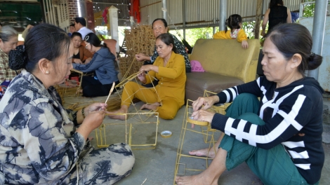 ទម្រង់ត្បាញកំប្លោក និង​កក់បង្កើតរបររកស៊ីនៅនឹងកន្លែងជូននារីជនបទ កាម៉ាវ
