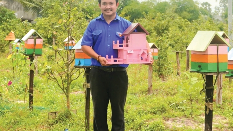 សមាជិកសម្ព័ន្ធយុវជន និងយុវជនកសាងទម្រង់សេដ្ឋកិច្ចថ្មីលើតំបន់ដីស្រុកកំណើតរបស់ខ្លួន