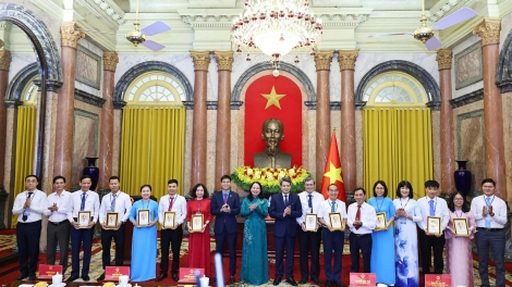 Groi Kruanh dak Võ Thị Ánh Xuân mâp măt cán bộ công đoàn ntoh lư 