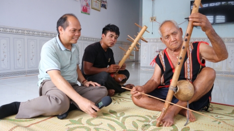 Klei hơ̆k mơak hruê 30/4 hŏng ênai đĭng mơ̆ng khua mduôn Rơ Châm Nha