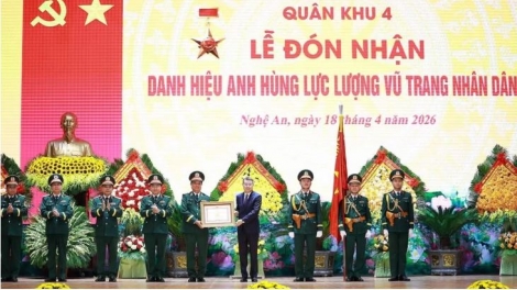 Thủ tướng Chính phủ Lê Minh Hưng râng Ƀư wơt dơn ndơ nkhôm Anh hùng lực lượng vũ trang nhân dân bah Quân khu 4
