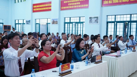 Dùl sơnah ƀòn tàm càr Dăk Lăk lam lơh “Broă ƀòn dờng, broă ƀòn lơgar, ù kwơ kung ai is sơl”
