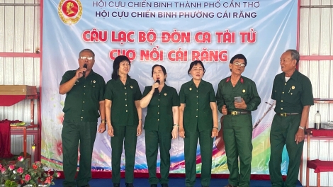 អតីតយុទ្ធជន កឹងធើ រក្សាសិល្បៈចំរៀងចាប៉ីកំសាន្តលើផ្សារអណ្តែត