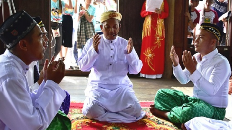 Toam gaok ong Rozaly, bingu hadah tanjak di bhap bani Cam