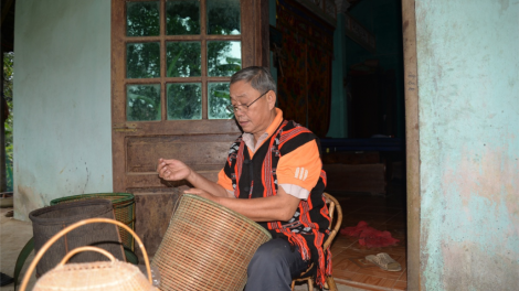 Trao đổi với ông A Vô Cưa, ở thôn Dỗi, xã Thượng Lộ huyện Nam Đông, tỉnh Thừa Thiên –Huế về nghề đan lát của dân tộc Cơ Tu