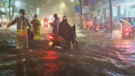 Ảnh-video: Mưa như trút, người dân Đà Nẵng bì bõm lội nước về nhà