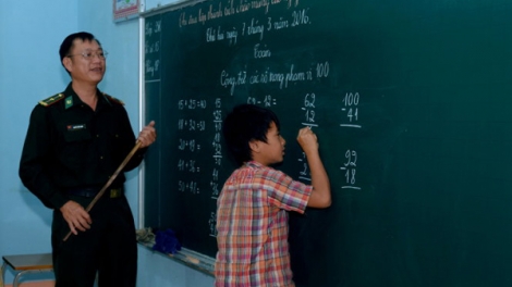 Thầy giáo biên phòng xóa mù chữ ở buôn Drang Phôk