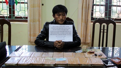 Bắt nhóm người Mông thu 17 bánh heroin