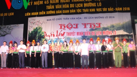 1.000 phụ nữ Thái đen được tặng mũ bảo hiểm thiết kế riêng
