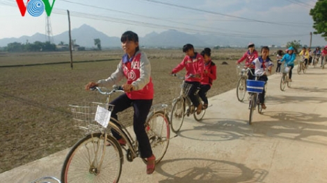 Không để trẻ em vùng hạn thất học