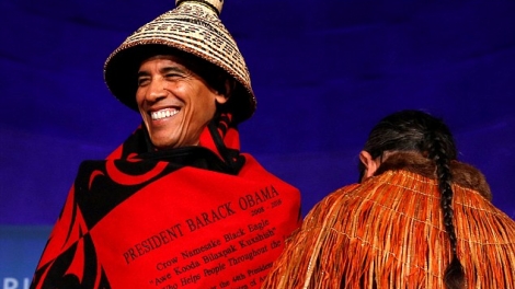 Tổng thống Obama được thổ dân Mỹ tặng chăn và mũ