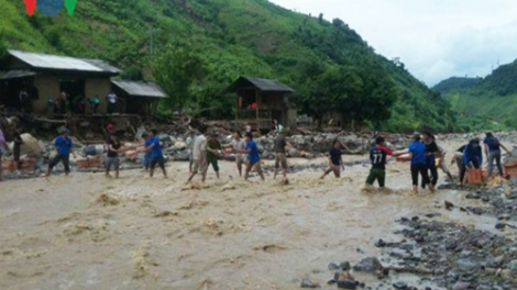 Hòa Bình: khẩn trương cứu trợ người dân vùng bị chia cắt do mưa lũ