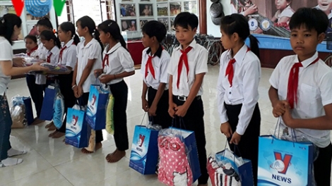 Trao học bổng cho học sinh nghèo Bình Phước