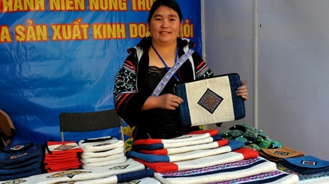 Người phụ nữ Mông khởi nghiệp bằng mặt hàng thổ cẩm