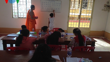 Lớp dạy chữ Khmer giữa lòng thành phố