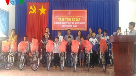 Tặng xe đạp cho trẻ mồ côi, trẻ khuyết tật ở vùng sâu vùng xa