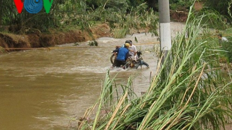 Bình Thuận: Lũ cuốn trôi 6 cây cầu, người dân đu dây qua suối​