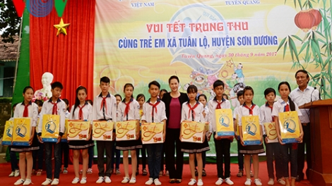 Chủ tịch Quốc hội thăm, tặng quà cho các em thiếu nhi huyện Sơn Dương