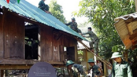 Lực lượng quân đội xây tặng 4 căn nhà ở vùng bị thiệt hại do bão số 12
