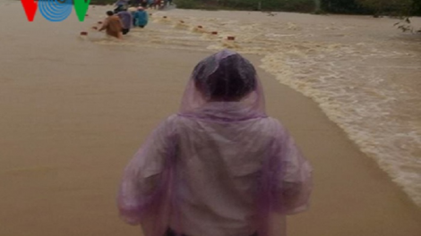 Mưa lũ ngập đường, cô lập hơn 1 nghìn hộ dân Krông Bông