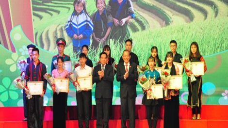 Phó thủ tướng Trương Hòa Bình dự Lễ tuyên dương học sinh, sinh viên dân tộc thiểu số xuất sắc, tiêu biểu 2017