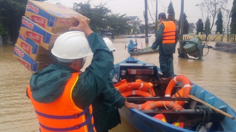 Tắc đường, dùng thuyền chuyển hàng cứu trợ đồng bào miền núi Quảng Nam