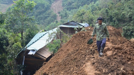 Người dân vùng cao Quảng Nam bỏ làng chạy tránh sạt lở núi