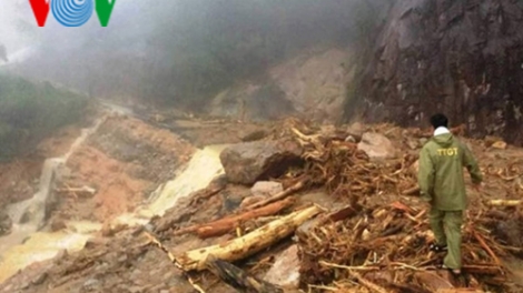 Nhiều khu vực ở huyện Sơn Tây còn bị cô lập do sạt lở núi