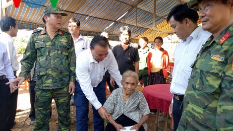 Tỉnh ủy Đắk Lắk tổ chức thăm hỏi một số gia đình bị thiệt hại do bão 12 gây ra ở huyện Krông Bông