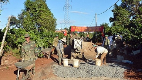 Thanh niên quân đội góp sức xây dựng nông thôn mới