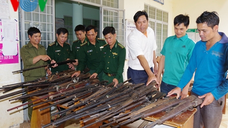 Tự nguyện nộp 43 khẩu súng tự chế cho Đồn Biên phòng