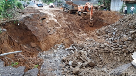 Lai Châu xuất hiện hố cát tơ lớn sau mưa, 5 hộ phải di chuyển khẩn cấp