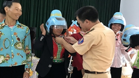 Lai Châu cấp 150 mũ bảo hiểm cho phụ nữ Thái