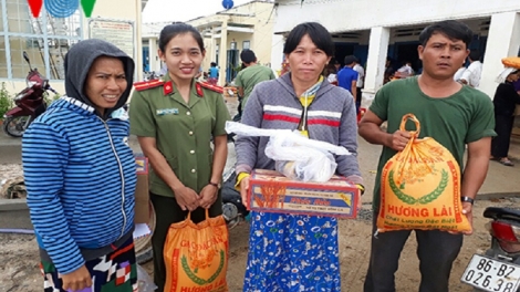 200 hộ đồng bào Chăm nghèo nhận quà của Công an tỉnh Bình Thuận