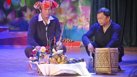 Thầy mo người La ha mở lễ hội Pang a cầu mùa cho dân bản