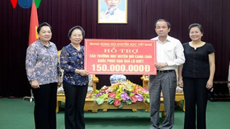 Nguyên Phó Chủ tịch nước Nguyễn Thị Doan trao tiền hỗ trợ các trường học vùng lũ huyện Mù Cang Chải