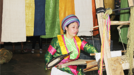 Phụ nữ Mông Hà Giang đưa sản phẩm thổ cẩm lanh ra thị trường