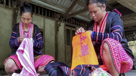 Nghệ thuật tạo hoa văn trên trang phục truyền thống của người Mông là di sản văn hóa quốc gia
