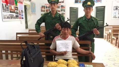 Bộ đội biên phòng Sơn La bắt giữ đối tượng vận chuyển 4,8 kg thuốc phiện
