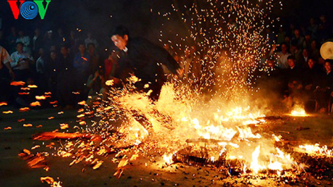 Lễ hội nhảy lửa thể hiện sức mạnh của những chàng trai Pà Thẻn