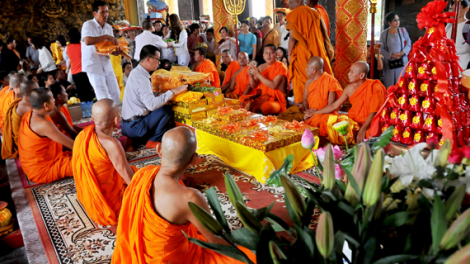 Dâng y lên nhà sư, người Khmer mong tạo phước duyên