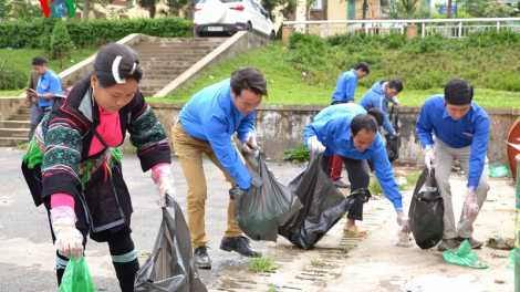 Thanh niên Lào Cai làm sạch môi trường khu du lịch quốc gia Sa Pa