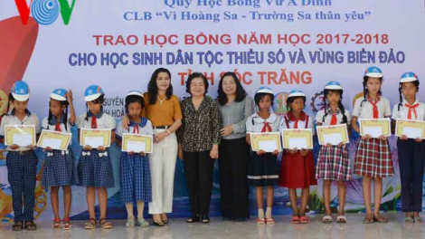 Trao học bổng Vừ A Dính cho học sinh dân tộc thiểu số và vùng biển đảo tỉnh Sóc Trăng