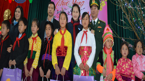 Chủ tịch Quốc hội Nguyễn Thị Kim Ngân tặng quà cho đồng bào dân tộc thiểu số ở Hà Giang