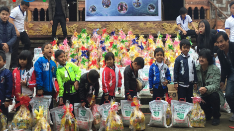 Đà Nẵng tặng hơn 100 suất quà Tết cho trẻ em nghèo miền núi