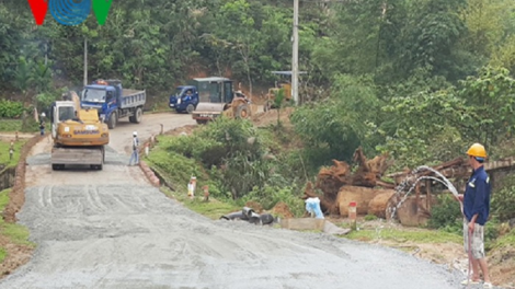 Công nhân đội mưa sửa đường lên vùng cao