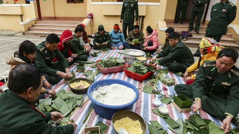Bộ đội Biên phòng tỉnh Điện Biên chăm lo tết cho đồng bào nghèo biên giới