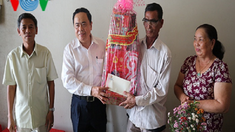Chủ tịch UBTƯMTTQ Việt Nam tặng quà, chúc tết gia đình chính sách, bà con nghèo tỉnh Sóc Trăng