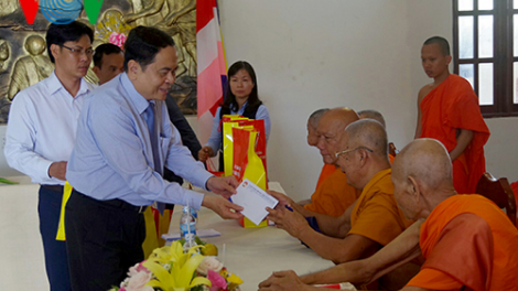 Chủ tịch UBTƯMTTQ Việt Nam Trần Thanh Mẫn chúc mừng đồng bào Khmer Trà Vinh nhân tết Chol Chnam Thmay