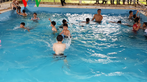 Học sinh ở huyện biên giới Tuy Đức được dạy bơi